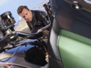 A nova moto de Ewan McGregor (não é BMW e nem Harley)